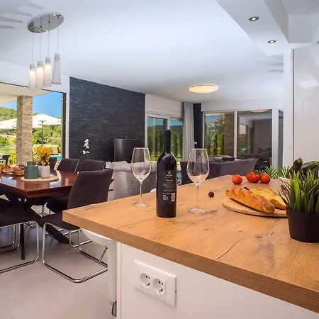 Villa Agava With Heated Pool, Jacuzzi, Sauna, Gym, 4 En-suite Bedrooms